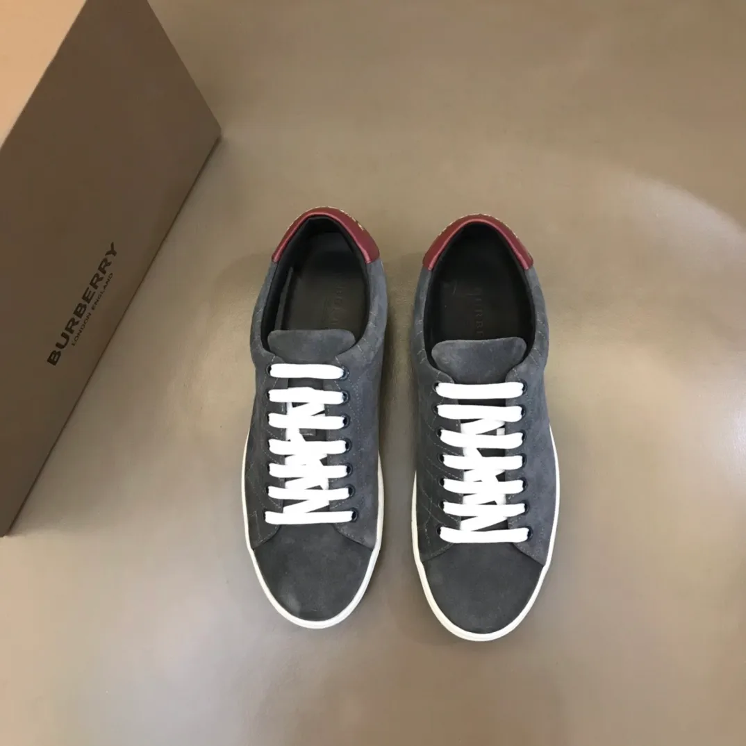 ◾️¥380 B’s men’s classic low-top sneakers are reinterpreted in Vintage plaid cotton and cowhide materials, and decorated with a new brand logo. First-grain cowhide lining, embossed Burberry lettering logo on the heel, original outsole! 38-45